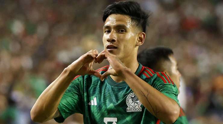 VÀO! Uriel Antuna (Mexico) nhận bóng sau một tình huống phản công chớp nhoáng. Dù vẫn còn nhiều hậu vệ đối phương trước mặt, anh đảo bóng như rang lạc và ghi một bàn thắng đẹp mắt từ cự ly gần, nâng tỉ số lên 0:1.