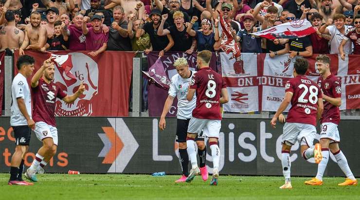 Bóng đã đi vào lưới! Nikola Vlasic thực hiện một đường chọc khe chuẩn xác cho Ivan Ilic (Torino) và cầu thủ này bứt tốc vào vòng cấm để tung một cú sút tuyệt đẹp vào góc dưới bên trái. Tỉ số đã được thay đổi thành 0:3.