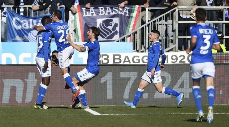 Mario Balotelli (Brescia) đón được quả tạt và dứt điểm trong vòng cấm, cú sút chìm của anh đã đưa bóng vào góc thấp bên phải khung thành!