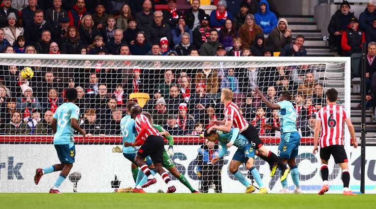 Một đường chuyền bổng hoàn hảo từ Bryan Mbeumo tìm đến Ben Mee (Brentford), người đã nhảy cao nhất và đánh đầu từ cự li gần vào góc cao bên trái khung thành. Pha dứt điểm có lực và đủ chính xác để hoàn toàn loại bỏ thủ môn Gavin Bazunu. Tỉ số bây giờ là: 1:0.