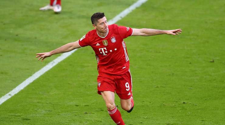 Vào! Robert Lewandowski (Bayern Munich) giành chiến thắng trên chấm phạt đền bằng một cú sút không thể cản phá, vượt qua tầm với của thủ môn Yann Sommer vào góc thấp bên phải.