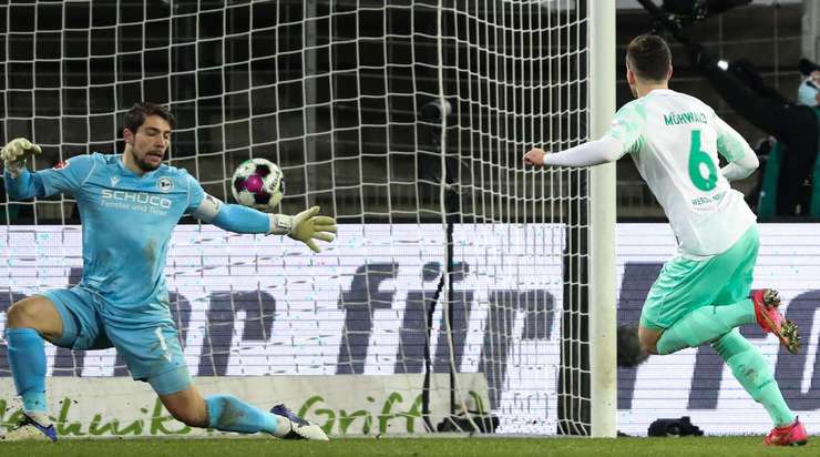 Vào! Kevin Mohwald (Werder Bremen) chớp cơ hội sau một tình huống bóng bật ra trong vòng cấm và đánh bại thủ môn với một cú sút vào mé trong cột dọc bên trái. Tỉ số đã được nâng lên: 1:2.