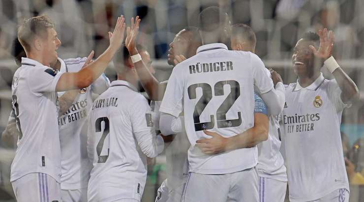 Vinicius Junior (Real Madrid) được giải vây bởi Karim Benzema, anh lao vào vòng cấm và tung cú sút tuyệt đẹp vào lưới sau khi đối đầu với thủ môn.