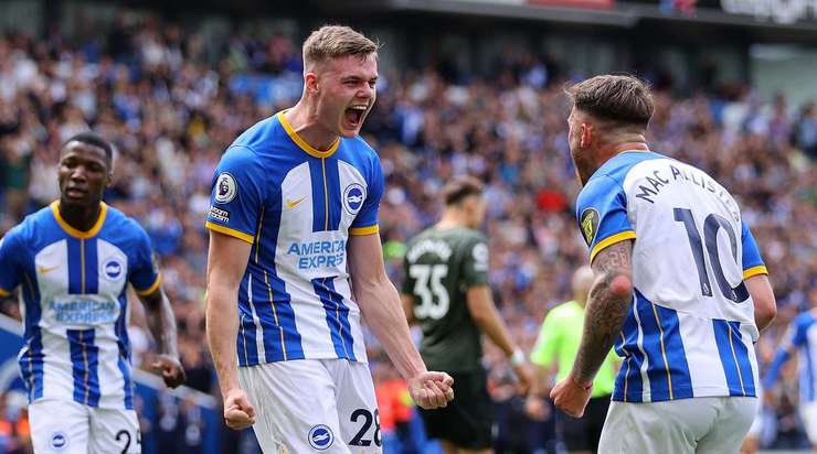 Evan Ferguson (Brighton) nhận một đường chuyền của đồng đội vào trong vòng cấm và ghi bàn bằng một cú sút chìm hoàn hảo vào chính giữa khung thành và qua thủ môn.
