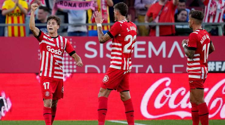 Một khoảnh khắc đẹp mắt! Rodrigo Riquelme (Girona) lấy bóng và tung một cú sút mạnh từ xa. Đó là một quyết định sáng suốt và pha dứt điểm vừa rồi đã đi thẳng vào góc cao bên trái khung thành. Thủ môn Alex Remiro chỉ có thể lắc đầu trong tuyệt vọng! Tỉ số đã được nâng lên 1:1.