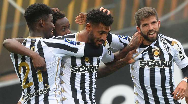 Angelo Fulgini (Angers) có rất nhiều khoảng trống sau khi đón một đường chuyền chính xác trong vòng cấm. Anh không do dự tung một cú sút tuyệt vời, đưa bóng vào góc trái khung thành.