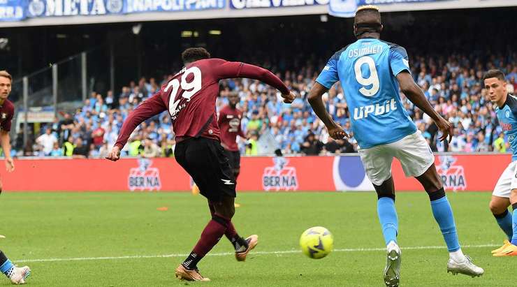 Boulaye Dia (Salernitana) kết thúc nỗ lực đi bóng đẹp mắt của mình với một cú sút xuất sắc từ trong vòng cấm. Bóng đi vào góc bên trái khung thành và Alex Meret chỉ có thể vào lưới nhặt bóng. Tỉ số là 1:1.