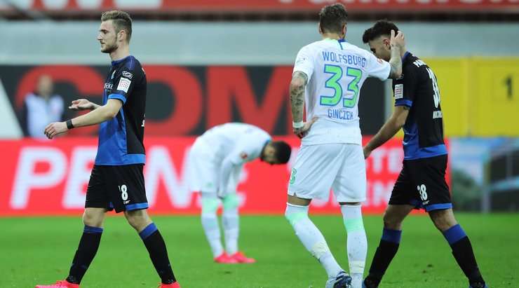 THẺ ĐỎ! Gerrit Holtmann (Paderborn) có vẻ như không thể tin vào mắt mình khi anh nhận được quyết định của trọng tài sau khi xem lại băng ghi hình.