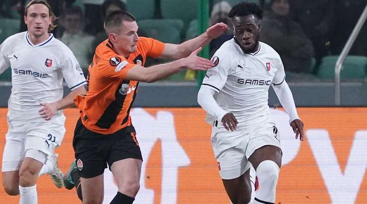 Bogdan Mykhaylichenko (Shakhtar) bị phạt thẻ sau khi làm ngã đối phương. Trọng tài Irfan Peljto đã có một quyết định dễ dàng.