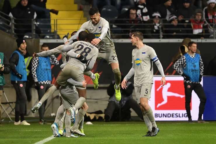 Marko Grujic (Hertha Berlin) nhận một đường chuyền thú vị bên trong vòng cấm và anh sút bóng lọt qua thủ môn vào lưới. Một pha dứt điểm xuất sắc!