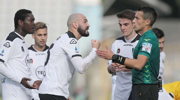 Đây là chiếc thẻ phạt thứ hai cho Riccardo Saponara (Spezia) và chúng ta sẽ không được xem anh ấy thi đấu thêm một phút nào nữa trong trận đấu ngày hôm nay. Trọng tài Antonio Di Martino đã không có sự lựa chọn nào khác trong tình huống vừa rồi.