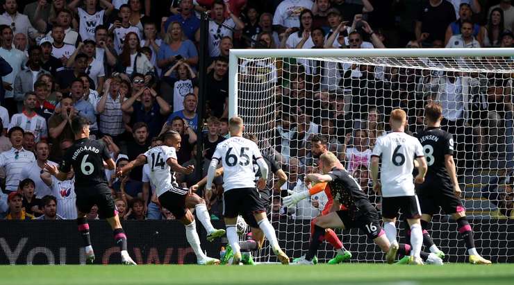 Vào 1:0! Bobby Reid (Fulham) đệm bóng thành bàn từ cự li gần sau khi bóng bật ra tới hướng di chuyển của anh ấy.