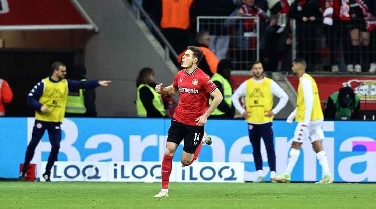 Vào! Patrik Schick (Bayer Leverkusen) đã có mặt đúng lúc đúng chỗ để lấy bóng bật ra trong vòng cấm, và anh ấy sút bóng đi chìm vào phía trong cột dọc bên trái. Tỉ số là 2:2.