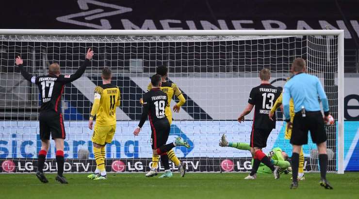 Tuyệt vời! Rafael Borre (Eintracht Frankfurt) có một màn trình diễn kỹ thuật xuất sắc với một cú vô-lê trong vòng cấm, đưa bóng đi đập cột dọc bên phải vào lưới. Công kiến tạo thuộc về Filip Kostic và tỉ số là 1:0.