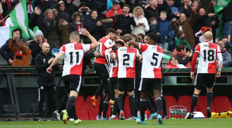Luis Sinisterra (Feyenoord) nhận bóng tại rìa vòng cấm và anh ghi một bàn thắng đầy ma thuật với cú sút chuẩn xác hiểm hóc về phía bên trái khung thành!