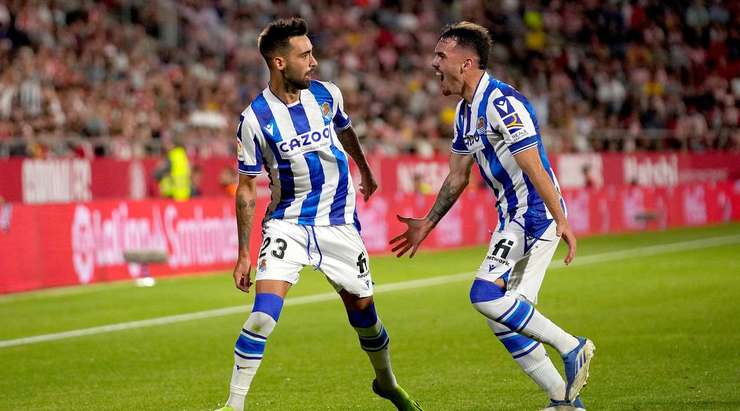 Vào! Brais Mendez (Real Sociedad) ghi một bàn thắng đẹp mắt từ quả đá phạt. Bóng đi chuẩn xác vào phía trong cột dọc bên trái. Một cú sút tuyệt vời!