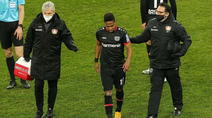 Wendell đang được thay ra vì chấn thương. Peter Bosz đưa Daley Sinkgraven (Bayer Leverkusen) vào sân.