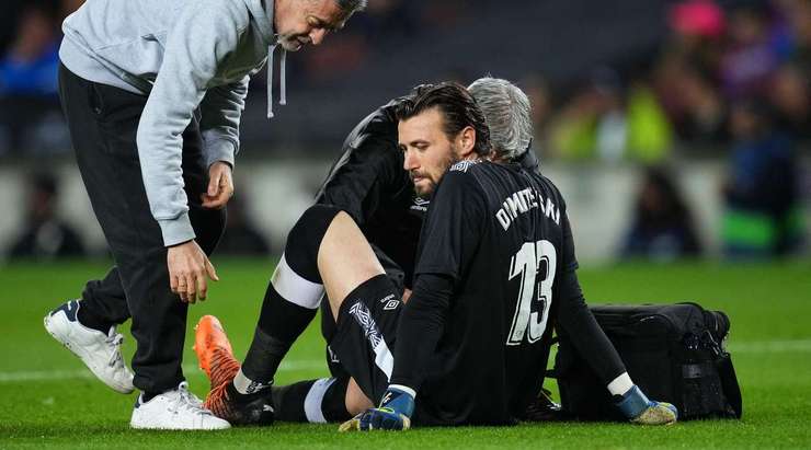 Trận đấu đang bị gián đoạn, Stole Dimitrievski (Rayo Vallecano) bị choáng sau cú va chạm và các nhân viên y tế phải vào sân.