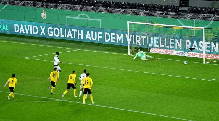 Vào! Prince-Osei Owusu (Paderborn) giành chiến thắng trên chấm phạt đền bằng một cú sút không thể cản phá, vượt qua tầm với của thủ môn Marwin Hitz vào góc thấp bên phải.