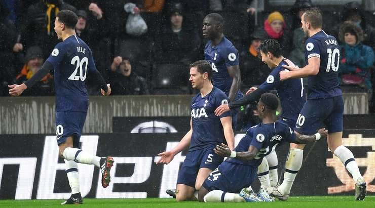 Jan Vertonghen (Tottenham) đón bóng từ quả phạt góc trước đó và tung cú đánh đầu chuẩn xác, đưa bóng vào lưới trong sự ngỡ ngàng của thủ môn. Các cầu thủ đối phương đang nhìn nhau, dường như họ chưa kịp hiểu chuyện gì đã xảy ra. Ai sẽ là người chịu trách nhiệm? Jan Vertonghen (Tottenham) đã có lý do để ăn mừng!