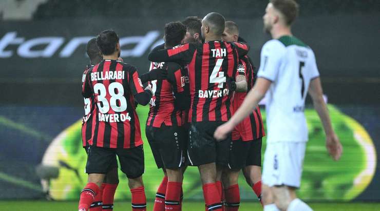 Đường treo bóng từ quả đá phạt tìm đến đầu của Patrik Schick (Bayer Leverkusen) và anh đã bật cao đánh đầu hiểm hóc vào góc thấp bên trái khung thành.