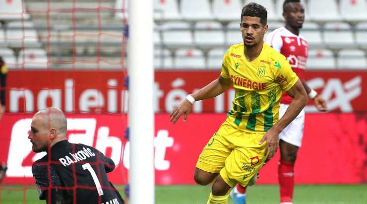 VÀO! Ludovic Blas (Nantes) đón bóng bật ra trong vòng cấm và tung một cú đá móc tuyệt diệu. Một pha dứt điểm phi thường! 3:2.