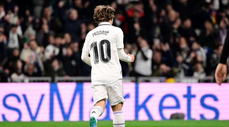 Vào! Luka Modric (Real Madrid) đã không do dự tung cú sút ngay ngoài vòng cấm. Đó là một cú sút căng tuyệt đẹp vào góc cao bên trái khung thành, đánh bại thủ môn đối phương.