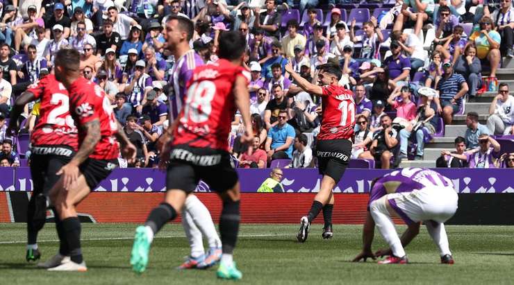 Manu Morlanes (Mallorca) lấy bóng bật ra và không hề do dự sút mạnh, đưa bóng vào góc trái phía dưới.