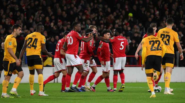 Vào! 1:0. Quả bóng bật ra từ một tình huống lộn xộn trong vòng cấm đã được Willy Boly (Nottingham) tận dụng triệt để, anh dễ dàng hạ thủ môn bằng một cú sút từ cự ly gần.