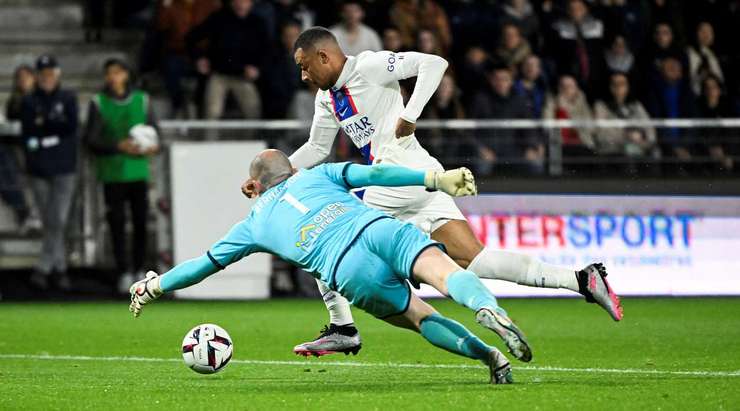 Một cú sút tuyệt đẹp! Kylian Mbappe (Paris SG) đón đường chọc khe chuẩn xác của Lionel Messi và làm tung lưới khung thành đối phương với một cú sút không thể cản phá từ rìa vòng cấm. Một bàn thắng tuyệt vời. Tỉ số bây giờ là 0:2.