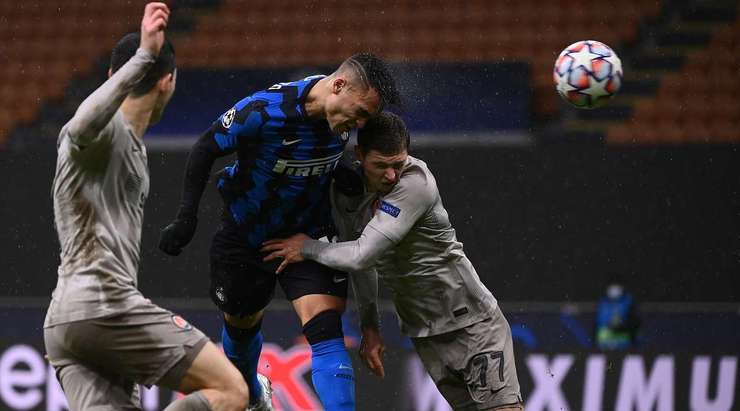 Một quả tạt xuất sắc vào vòng cấm tìm đến Lautaro Martinez (Inter), anh đánh đầu đưa bóng vào chính giữa khung thành, nhưng thủ môn đã phản xạ rất nhanh và có một pha cản phá tốt.