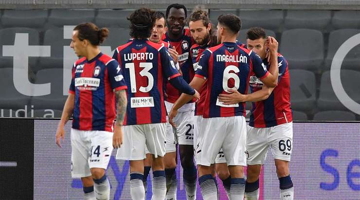 Vào! Niccolo Zanellato chuyền bóng đến chân của Simy (Crotone), người đứng trước mành lưới trống và không gặp khó khăn đệm bóng vào khung thành. 1:2.