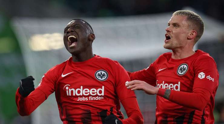 Vào! Buta thực hiện một đường lob bóng gọn gàng vào vòng cấm cho Randal Kolo Muani (Eintracht Frankfurt), người đã chiến thắng trong pha không chiến với hậu vệ đối phương trước khi đánh đầu về phía bên trái khung thành từ cự ly gần. Tỉ số là 1:1.