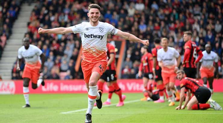 Vào! Declan Rice (West Ham) sút bóng bật ra vào phía trong cột dọc bên phải sau khi bóng đến chỗ anh ấy trong vòng cấm. Tỉ số là 0:3.
