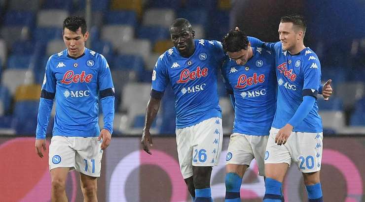 VÀO! 4:0! Lorenzo Insigne chuyền bóng thành công cho Elif Elmas (Napoli) ngay trong vòng cấm. Cầu thủ này nhận ra thủ môn Titas Krapikas đang đứng ở khá xa khung thành và bấm bóng vào lưới. Một pha lốp bóng rất tinh quái.