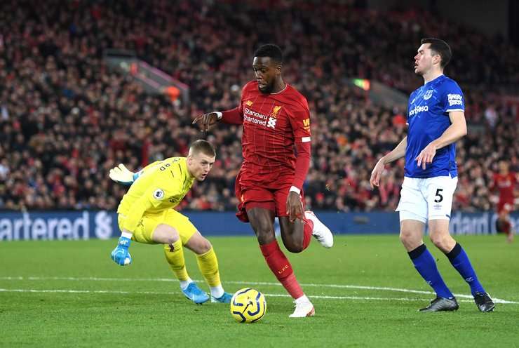 Sadio Mane chuyền bóng đến chân Divock Origi (Liverpool), người đang đứng ở vị trí đối mặt với thủ môn. Một cú vung chân động tác giả của cầu thủ này làm cho thủ môn mất thăng bằng và nhiệm vụ còn lại của anh đơn giản chỉ là bấm bóng qua người thủ môn vào lưới.