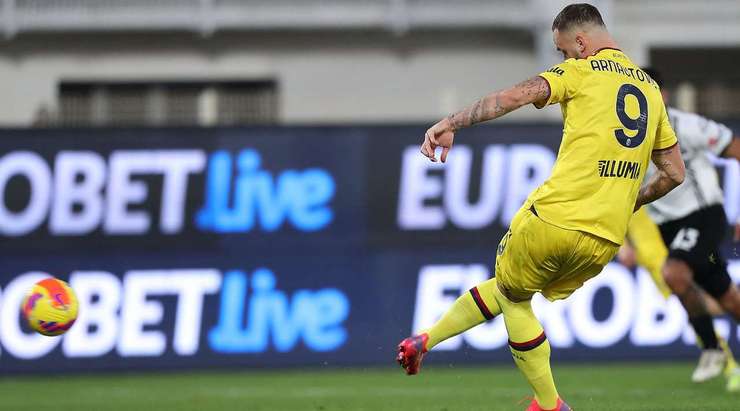 VÀO! Đó là một cú sút phạt đền hoàn hảo của Marko Arnautovic (Bologna) về phía góc cao bên phải, không có một chút cơ hội nào cho thủ môn Ivan Provedel để cản phá!