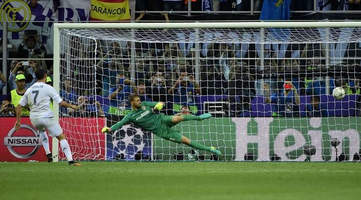 Cristiano Ronaldo (Real Madrid) không cho thủ môn cơ hội nào với cú sút nhanh vào phía bên phải khung thành.