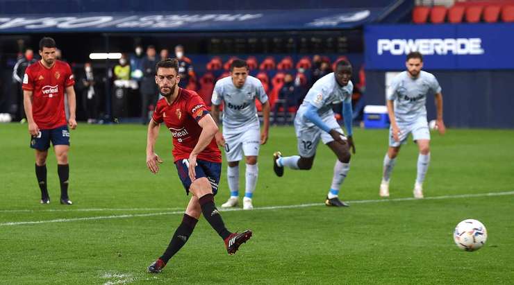 Vào! Roberto Torres (Osasuna) giành chiến thắng trên chấm phạt đền bằng một cú sút không thể cản phá, vượt qua tầm với của thủ môn Jaume Domenech vào góc thấp bên trái.