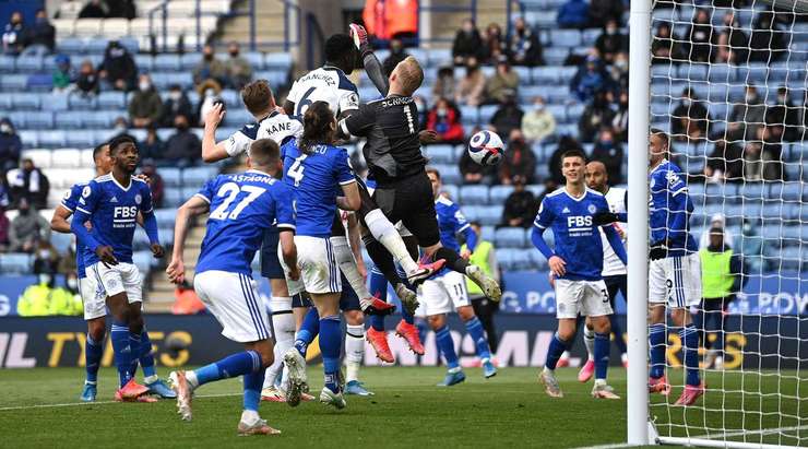 Kasper Schmeichel (Leicester) đã tự đưa bóng vào lưới nhà. Sau trận đấu hôm nay có lẽ anh ấy sẽ phải đi giải đen!