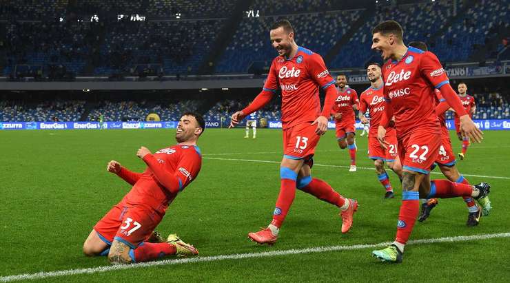 VÀO! Andrea Petagna (Napoli) đón bóng bật ra trong vòng cấm và tung một cú đá móc tuyệt diệu. Một pha dứt điểm phi thường! 1:0.