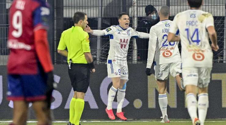 VÀO! 0:1! Jean-Eudes Aholou chuyền bóng thành công cho Kevin Gameiro (Strasbourg) ngay trong vòng cấm. Cầu thủ này nhận ra thủ môn Ouparine Djoco đang đứng ở khá xa khung thành và bấm bóng vào lưới. Một pha lốp bóng rất tinh quái.