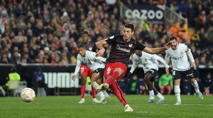Vào! Mikel Vesga (Ath Bilbao) giành chiến thắng trên chấm phạt đền bằng một cú sút không thể cản phá, vượt qua tầm với của thủ môn Giorgi Mamardashvili vào góc thấp bên trái.