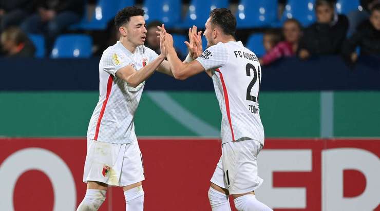 Vào! Tỉ số là 2:2. Ruben Vargas (Augsburg) điền tên mình lên bảng điện từ bằng một cú sút gần như ngay trên vạch vôi, sau khi một đường bóng bật ra đã may mắn tìm đến đúng đôi chân của anh.