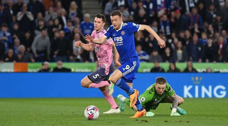 Jamie Vardy (Leicester) nhận bóng trong tư thế đối mặt với thủ môn sau một đường chuyền rất thông minh xuất phát từ James Maddison. Dù phần nhiệm vụ của mình không hề dễ dàng, nhưng anh vẫn tự tin sút bóng làm tung lưới thủ môn đối phương.
