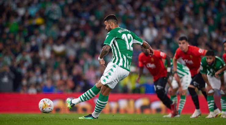 Vào! Willian Jose (Betis) sút bóng vào góc thấp bên trái khung thành, vượt qua tầm với của Sergio Rico dù thủ môn đã đổ người hết cỡ.