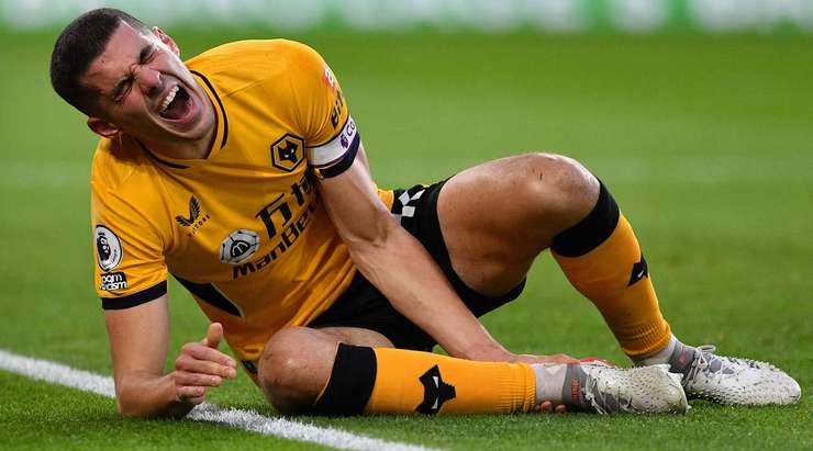 Có vẻ như Conor Coady (Wolves) đang gặp khó khăn sau khi bị choáng. Chúng ta sẽ xem liệu anh ấy có thể vượt qua không.