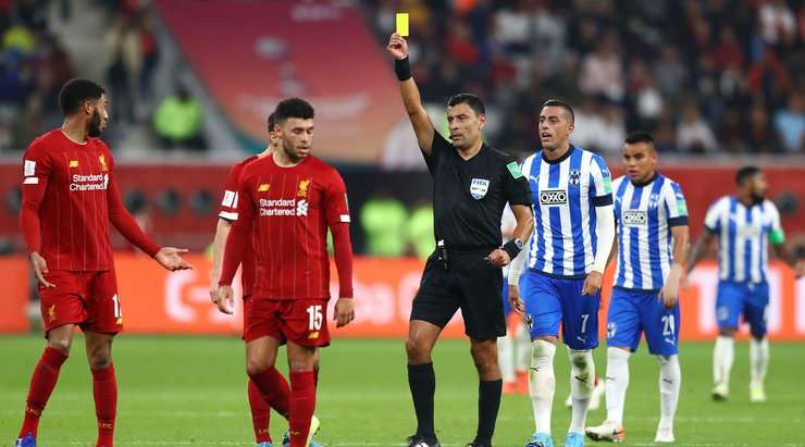 Một chiếc thẻ vàng xứng đáng. Cú tắc bóng của Joe Gomez (Liverpool) là khá thô bạo và trọng tài Roberto Tobar Vargas đã không do dự rút ra một chiếc thẻ vàng cho anh ấy.