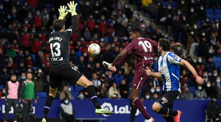 Alexander Isak (Real Sociedad) chạy chỗ tốt trong vòng cấm để đón một quả tạt chính xác từ đồng đội. Anh khống chế bóng và dứt điểm nhanh về phía khung thành, nhưng thủ môn đã có một pha cứu thua xuất sắc.