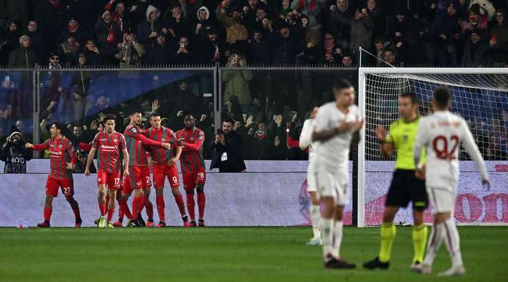 Vào! Daniel Ciofani (Cremonese) sút bóng vào góc thấp bên trái khung thành, vượt qua tầm với của Rui Patricio dù thủ môn đã đổ người hết cỡ.